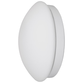 Schräge Seitenansicht der SFERIQ 12 Wand- und Deckenleuchte mit rundem, weißem Kunststoff-Diffusor und flachem grauen Sockel auf weißem Hintergrund.