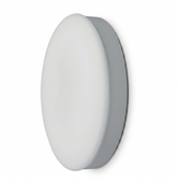 Runde SFERIQ 13 Wand- und Deckenleuchte mit mattweißem Diffusor und grauem Aluminiumgehäuse, montiert an einer weißen Wand.