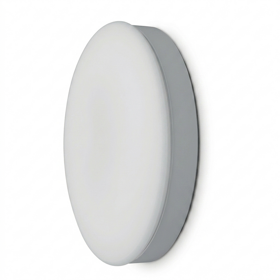 Runde SFERIQ 13 Wand- und Deckenleuchte mit mattweißem Diffusor und grauem Aluminiumgehäuse, montiert an einer weißen Wand.