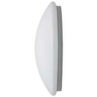 Profilansicht der runden Wand- und Deckenleuchte SFERIQ 17 mit einem markant gewölbten, weißen Diffusor und schmalem grauem Sockel vor weißem Hintergrund.